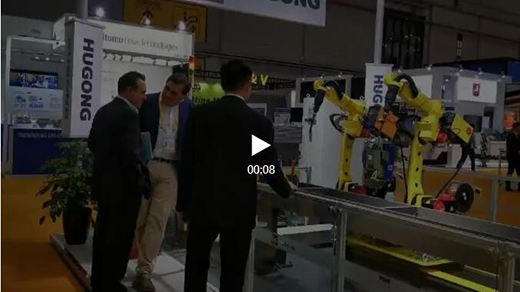jbh19110607 进博会首日东升国际PG官网意大利CEA展位参观者关注机器人焊接系统
