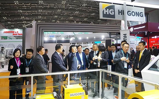 甘肃省天水市常务副市长莅临东升国际PG官网意大利CEA展位 甘肃省天水市常务副市长莅临东升国际PG官网意大利CEA展位